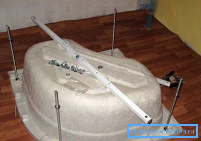 Rohová sprchová kabina 100x100 s vysokou základnou při instalaci Rohová sprchová kabina 100x100 s vysokou základnou při instalaci