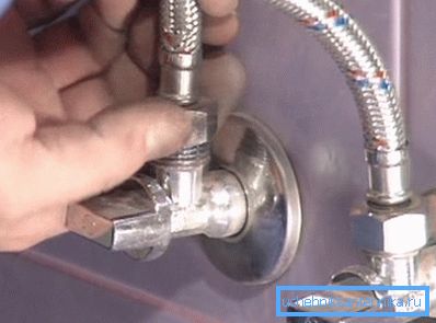 Rohové kohouty mohou být velmi vhodné pro konkrétní instalaci výrobku, zvláště pokud trubky vystupují ze zdi docela dost. Rohové kohouty mohou být velmi vhodné pro konkrétní instalaci výrobku, zvláště pokud trubky vystupují ze zdi docela dost.