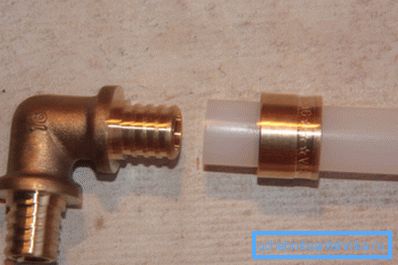 Roh pro zesítěný polyetylén. Roh pro zesítěný polyetylén.