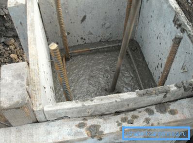 Beton položíme do bednění.