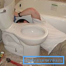 Toaleta může být umístěna sama.