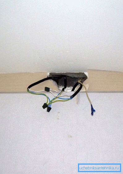 Při instalaci elektrických ohřívačů se ujistěte, že kabeláž může podporovat zátěž. Při instalaci elektrických ohřívačů se ujistěte, že kabeláž může podporovat zátěž.