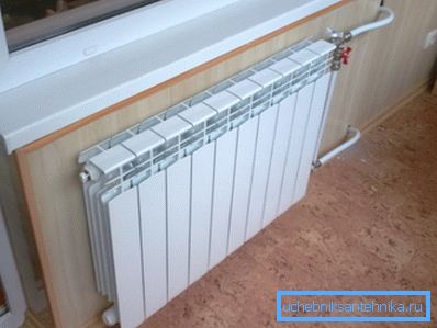 Instalace bimetalického chladiče s jednostranným připojením. Instalace bimetalického chladiče s jednostranným připojením.