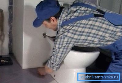 Instalace keramické toaletní mísy