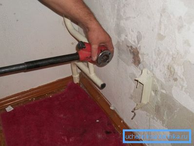 Instalace šroubové zápustky na okraji potrubí Instalace šroubové zápustky na okraji potrubí