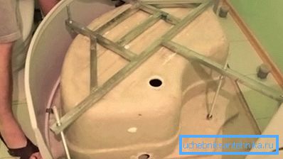Instalace kříže, nohou a obrazovky na akrylový zásobník