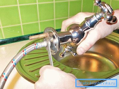 Instalace kuchyňské baterie nevyžaduje speciální nástroje Instalace kuchyňské baterie nevyžaduje speciální nástroje