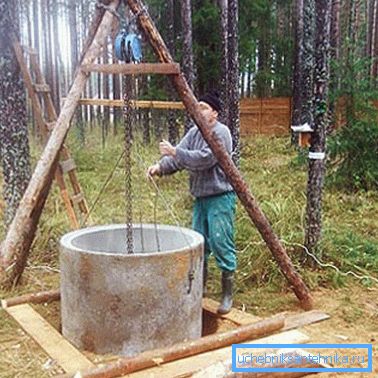 Instalace prvního kroužku do studny.