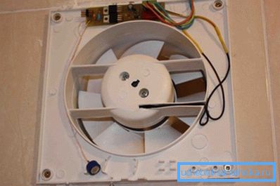 Instalace ventilátoru nuceného odsávání na toaletu.