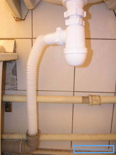 Instalace jednoduchého modelu sifonu do standardního dřezu