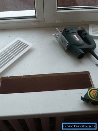 Instalace mřížky na okenní parapet je jednoduchý úkol