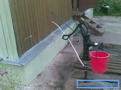Instalace ručního čerpadla ve spojení s čerpadlem výrazně usnadní proudění vody a pomůže v nouzových situacích při přerušení elektrické energie.