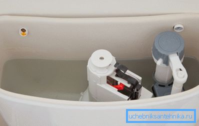 Instalace toaletní cisterny na toaletu - nutný krok k výměně sanitárních potřeb v toaletě.