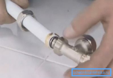Montáž kleštinového kování na kovový plast