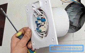 Instalace ventilátoru do koupelny Instalace ventilátoru do koupelny
