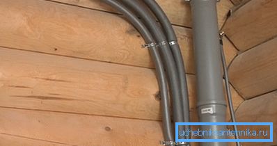 Ventilační PVC trubka instalovaná v dřevěném domě