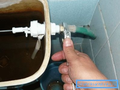 Odstraňujeme netěsnosti na spoji hadice a přívodních armatur
