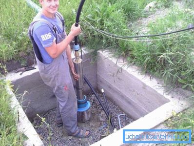 Zařízení je pečlivě ponořeno do vrtáku. Zařízení je pečlivě ponořeno do vrtáku.