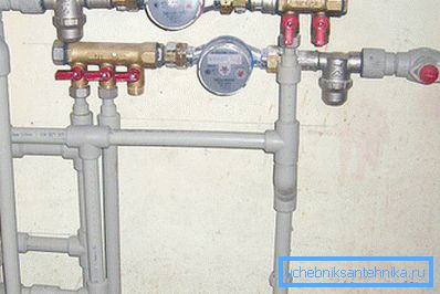 Zařízení systému napájení z polypropylenových trubek ve venkovském domku Zařízení systému napájení z polypropylenových trubek ve venkovském domku