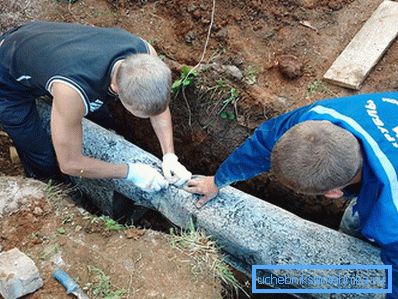 Ohřívá vodovodní potrubí v zemi Ohřívá vodovodní potrubí v zemi