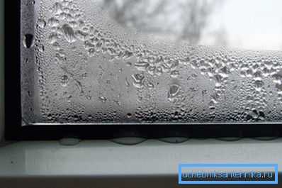 Zejména nadměrná vlhkost způsobuje kondenzaci oken a hub.