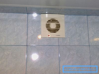 V městském bytě stačí instalovat odvzdušňovací ventilátory do větracích kanálů.