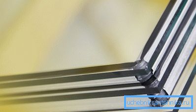 V chladných oblastech se používají zejména vícekomorová okna s dvojitým zasklením s úspornými skly, které snižují ztráty způsobené tepelným zářením.