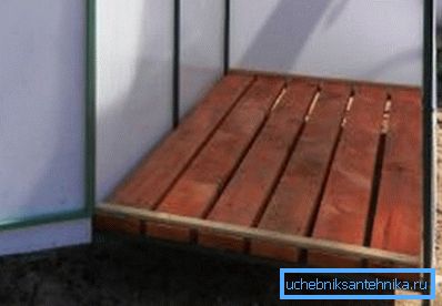 Jako paleta jsou docela vhodná pokládaná desky s některými mezerami pro průtok vody.