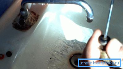 V některých případech je někdy jednodušší vyměnit mixér sám, protože jeho životnost nebo technický stav se přiblížil k jeho okraji.