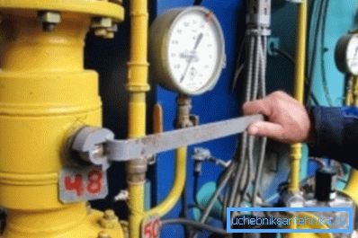 V suterénech nových domů byly místo ventilů uloženy kulové kohouty.