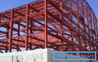 Při stavění stadionu se používají tvarovky různých velikostí.