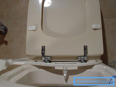 Bidet na toaletě je nabízen k prodeji.