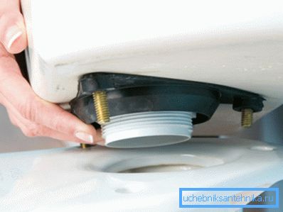V některých případech k výměně mechanismu musíte odstranit celou nádrž.