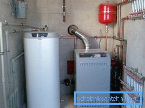V systémech s energeticky nezávislým kotlem je vyžadována expanzní nádoba (na fotografii je červená)