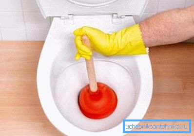 Záchodové mísy můžete také čistit plunžrem, jestliže je samozřejmě průměr misky větší než vypouštěcí otvor (jak je znázorněno na fotografii)