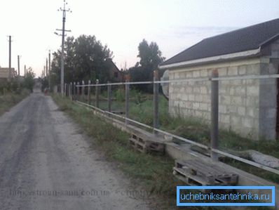 Svislé podpěrné sloupky z azbestocementu. Svislé podpěrné sloupky z azbestocementu.