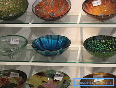 Showcase s různými modely průhledných a průsvitných umyvadel