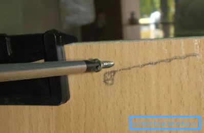 Vyklopíme samořezný šroub pro rameno Vyklopíme samořezný šroub pro rameno