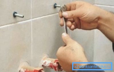 Nasroubujte upevňovací šrouby Nasroubujte upevňovací šrouby