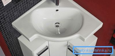 Externě jsou výrobky z porcelánu obtížné odlišit od kameniny, ale když se používají, všechno okamžitě padne na místo.