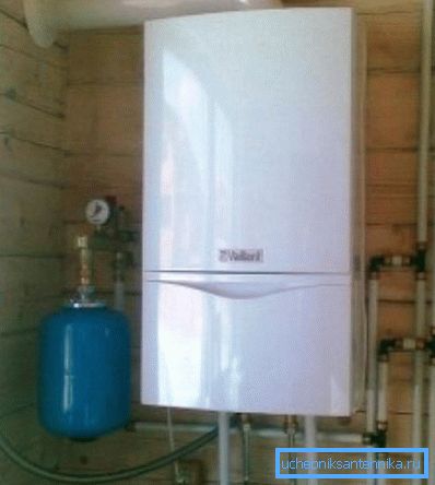 Vzhled nástěnného plynového kotle s expanzní nádobou, který je připojen k jedinému systému