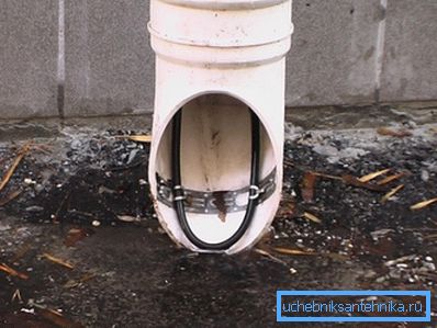 Vzhled potrubí s kabelem instalovaným pro zahřívání a zabránění zalednění, i když odborníci dávají přednost extrémnímu zvednutí o něco výše, aby se tento prvek skryl
