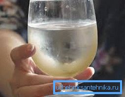 Voda ze studny s pískem je známkou poruchy. Voda ze studny s pískem je známkou poruchy.