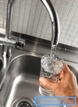 Voda z kohoutku, která prošla všemi fázemi filtrace