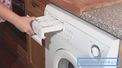 Voda se nalévá přímo do tohoto prostoru.