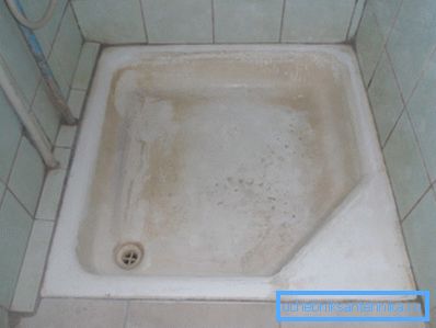 Zde jsou malé škrábance na smaltovaném povrchu. Zde jsou malé škrábance na smaltovaném povrchu.