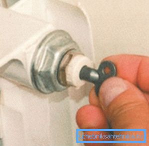 Vzduch může být vyfukován přes kohoutky Mayevského