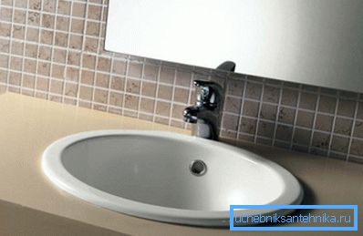 Umyvadlo na dlažbu se drží na své vlastní hmotnosti. Umyvadlo na dlažbu se drží na své vlastní hmotnosti.