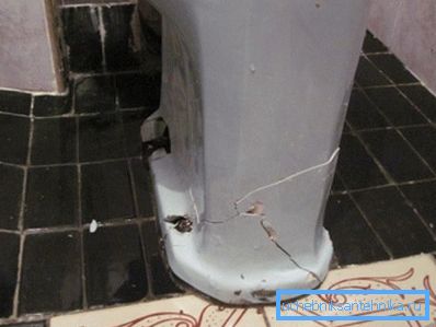Je nepravděpodobné, že staré toalety budou někde použity, takže je můžete bezpečně zlomit