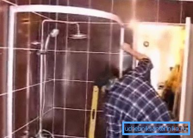 Vložte rám do vodítek